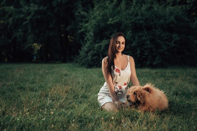 Mulher com cachorro no parque