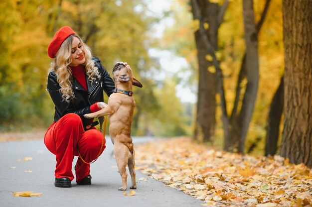 Mulher com cachorro passeando no parque