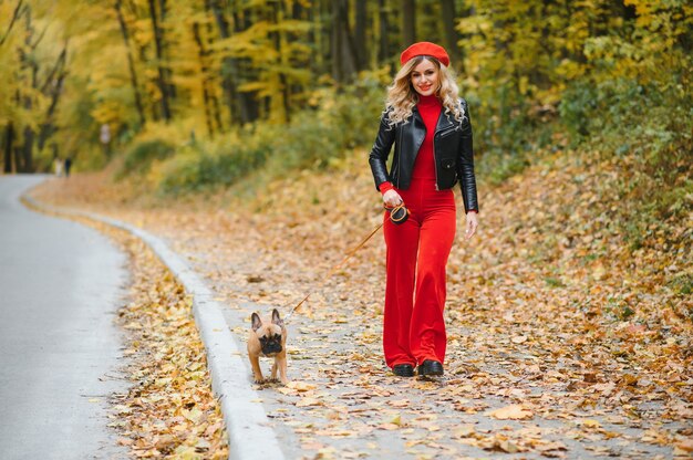 Mulher com cachorro passeando no parque