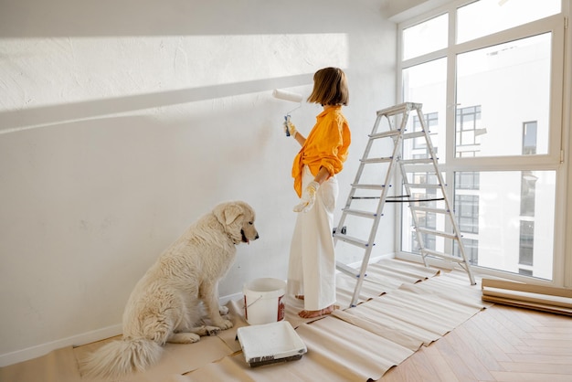 Mulher com cachorro reformando a casa