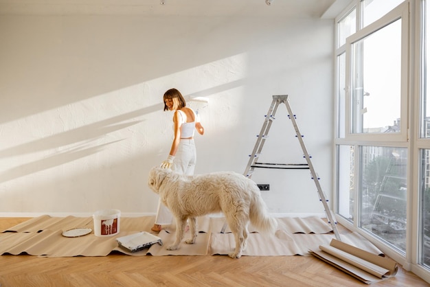 Mulher com cachorro reformando a casa