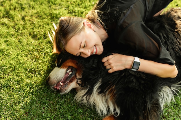 Foto mulher com cachorro sennenhund