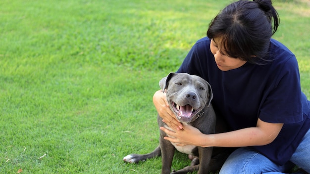 Mulher com cachorro.