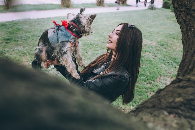 mulher com cachorro