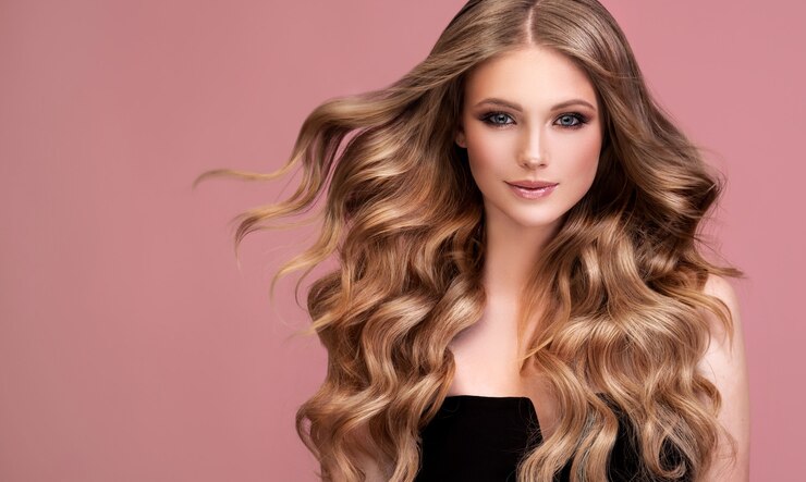 Mulher com cachos densos perfeitos de cabelo loiro profundo e exuberante. Cabelo voador. Maquiagem de arte para cabeleireiro