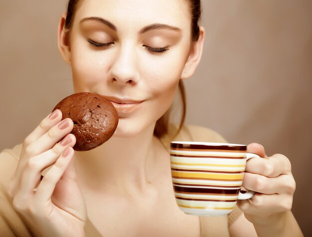Mulher com café e biscoitos