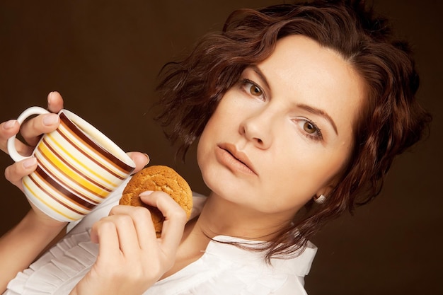 Mulher, com, café, e, biscoitos