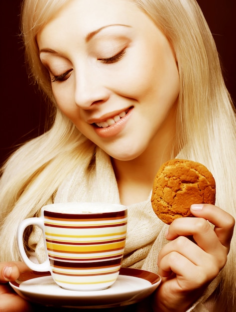 Mulher com café e biscoitos
