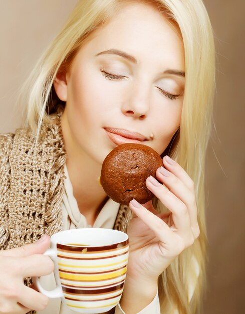 Mulher, com, café, e, biscoitos