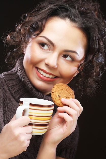 Mulher com café e biscoitos