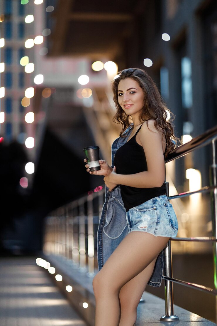 Foto mulher com café na rua
