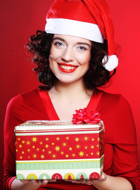 Mulher com caixa de presente de Natal