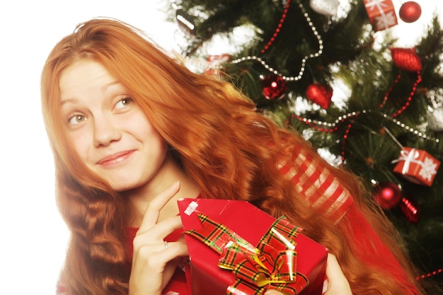 Mulher com caixa de presente e árvore de Natal