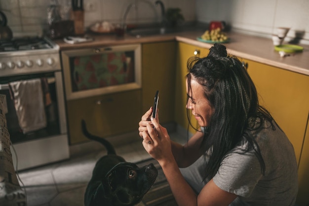 Foto mulher com câmera em casa