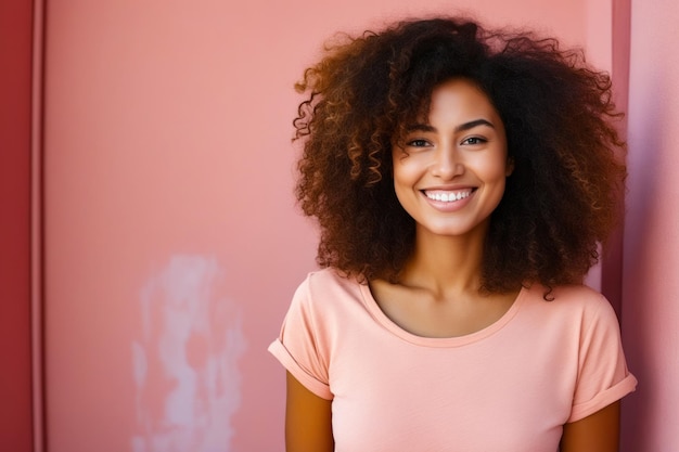 Mulher com camisa rosa sorri para a câmera com parede rosa atrás de sua IA generativa