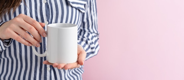 mulher com caneca branca em uma mesa em um interior minimalista