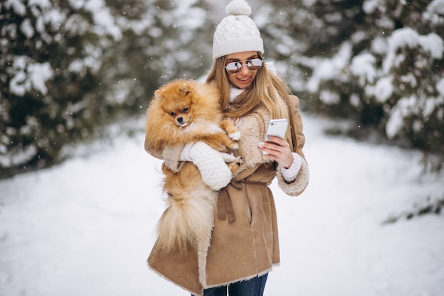 Mulher, com, cão, e, telefone, em, inverno