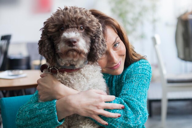 Foto mulher com cão em casa