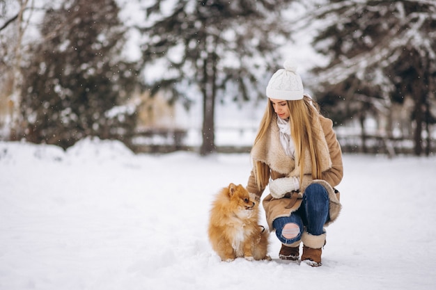 Mulher, com, cão, em, inverno