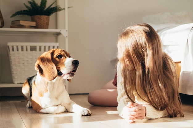 Mulher com cão sentada no chão em casa