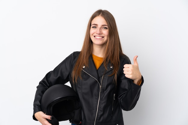 Foto mulher com capacete de moto sobre parede isolada