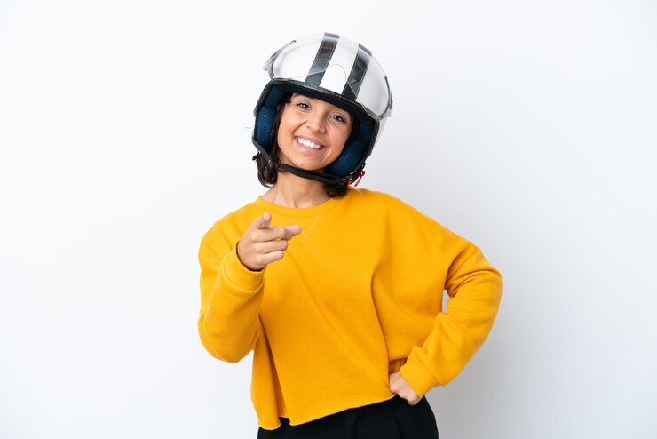 Foto mulher com capacete de motociclista aponta o dedo para você com uma expressão confiante