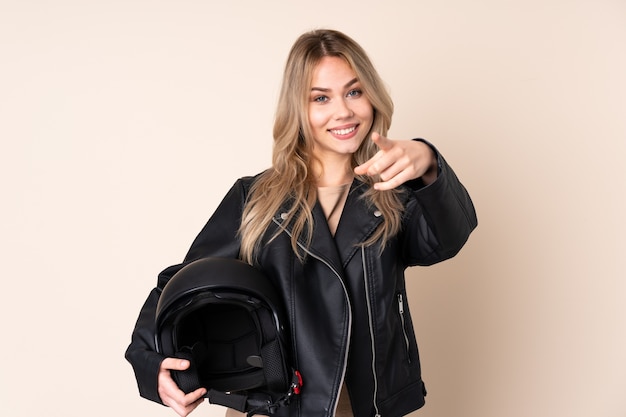 Mulher com capacete de motociclista em estúdio