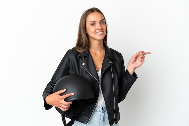 Mulher com capacete de motociclista sobre fundo branco isolado apontando o dedo para o lado