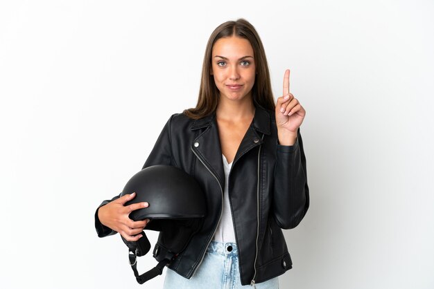 Mulher com capacete de motociclista sobre fundo branco isolado apontando para uma ótima ideia