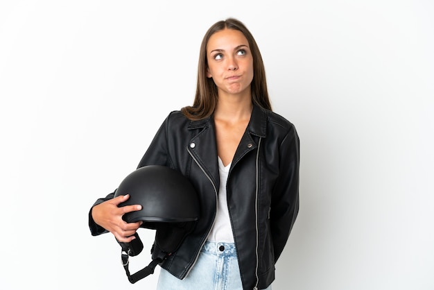Mulher com capacete de motociclista sobre fundo branco isolado e olhando para cima
