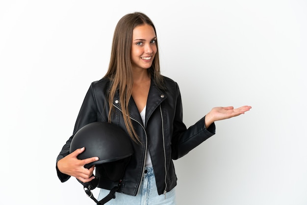 Mulher com capacete de motociclista sobre fundo branco isolado estendendo as mãos para o lado para convidar para vir