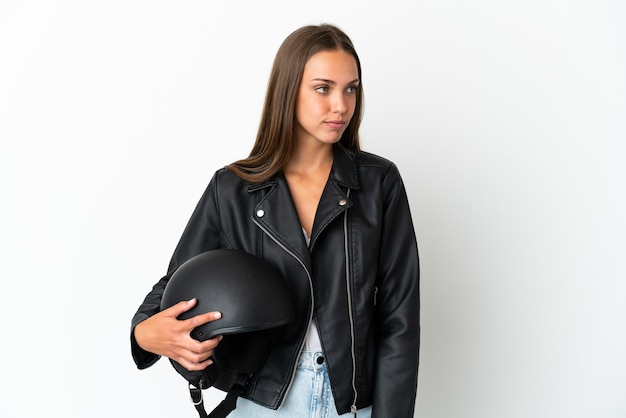 Mulher com capacete de motociclista sobre fundo branco isolado, olhando para o lado