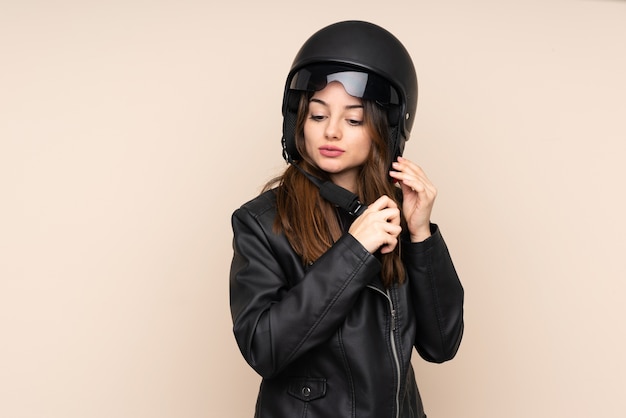 Mulher com capacete de motociclista