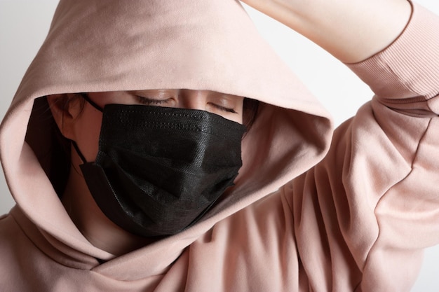 Foto mulher com capuz e máscara de proteção