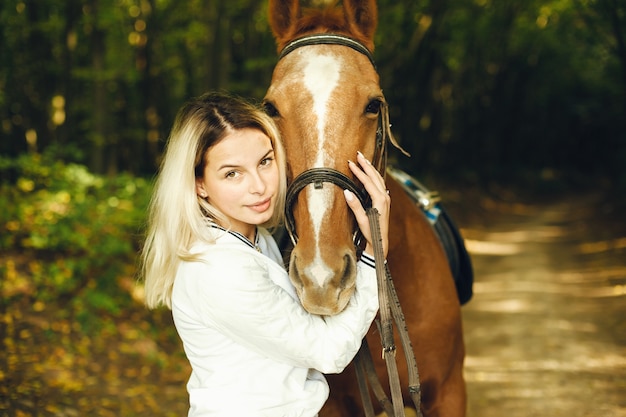 Foto mulher com cavalos