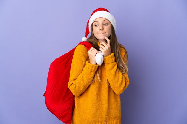 Mulher com chapéu de natal e bolsa de papai noel
