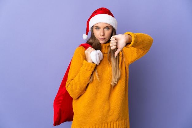 mulher com chapéu de natal e bolsa de papai noel