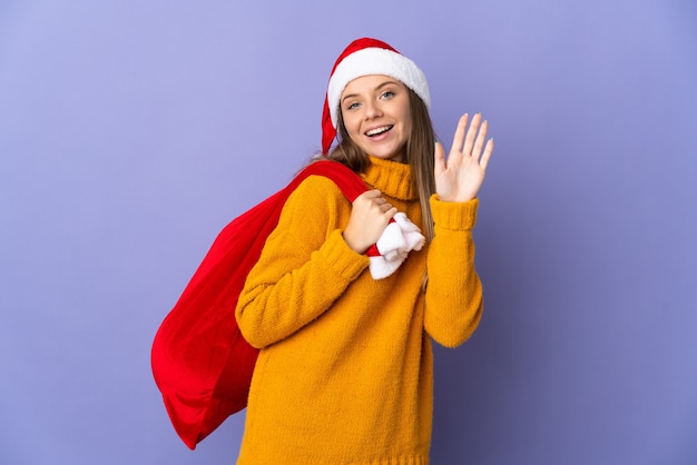 mulher com chapéu de natal e bolsa de papai noel