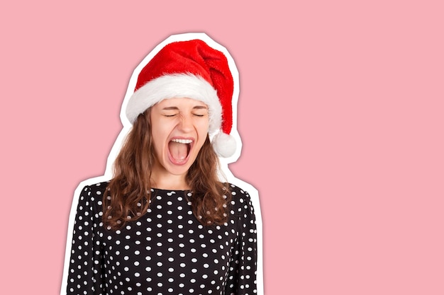 Mulher com chapéu de Natal feliz ano novo conceito