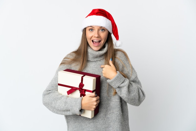 mulher com chapéu de natal segurando presentes