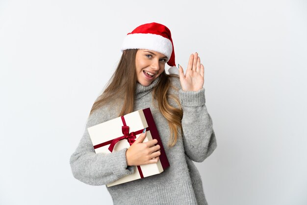 mulher com chapéu de natal segurando presentes