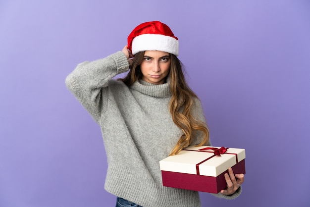 mulher com chapéu de natal segurando presentes