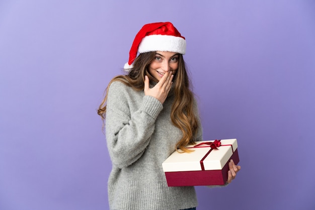 mulher com chapéu de natal segurando presentes