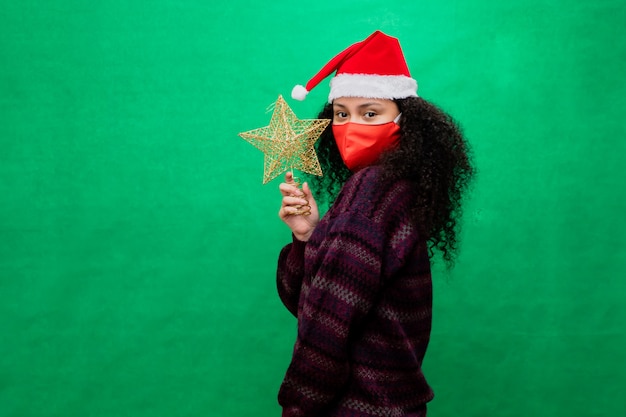 Mulher com chapéu de Papai Noel com capuz