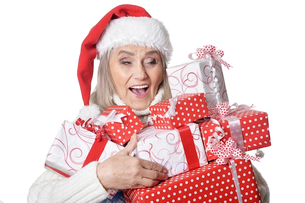 Mulher com chapéu de Papai Noel em fundo branco