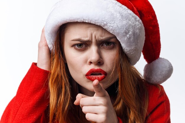 Foto mulher com chapéu de papai noel lábios vermelhos emoções posando férias foto de alta qualidade