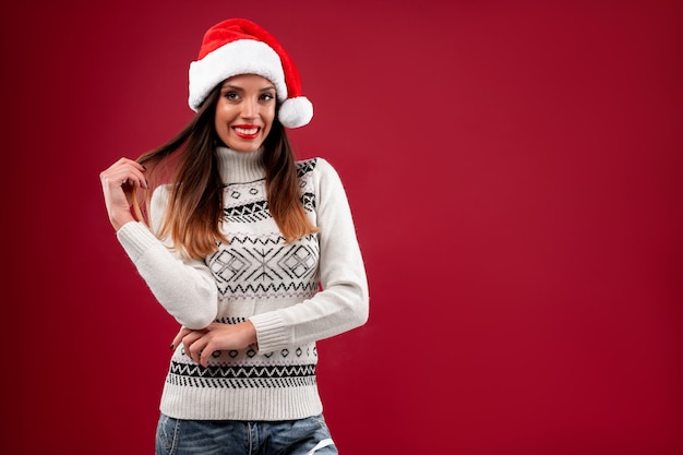 Mulher com chapéu de Papai Noel vermelho