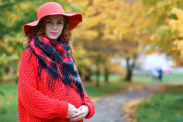 Mulher com chapéu vermelho outono ao ar livre