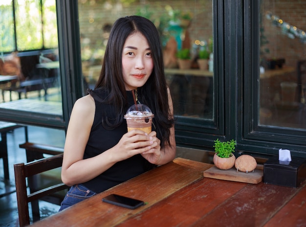 Mulher com chocolate gelado no café