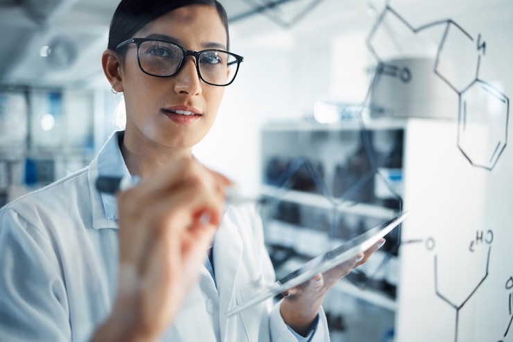 Foto mulher com cientista de tablet e fórmula de placa de vidro e equação com resolução de problemas e estudo científico em laboratório médica escrevendo química e inovação científica com pesquisa médica